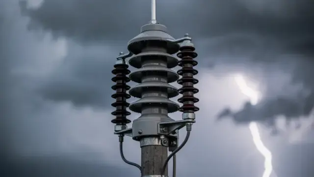 Ableitertechnik schützt elektrische Anlagen effektiv vor gefährlichen Überspannungen