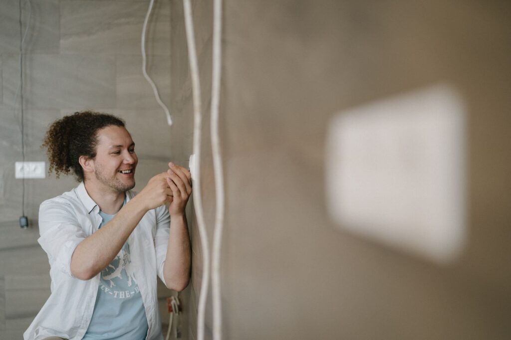Elektriker bei der Arbeit – Symbolbild