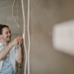 Elektriker bei der Arbeit – Symbolbild
