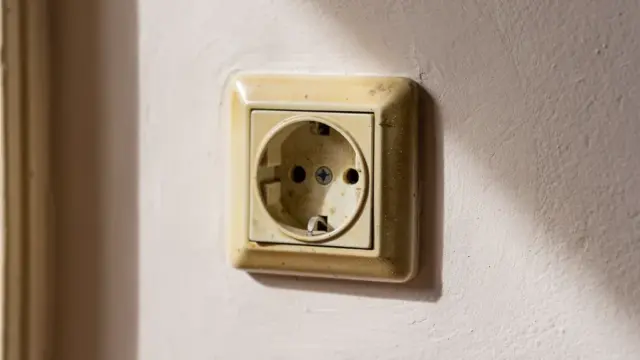 ALT-Text für das Beitragsbild: Bestandsschutz im Altbau für Elektroinstallationen sicher und rechtlich korrekt sanieren