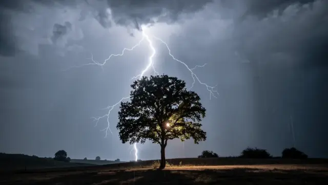 Blitzstrom Definition: Gefahr für elektrische Systeme und Bedeutung des Überspannungsschutzes