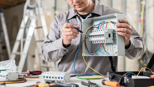 Berufshaftpflichtversicherung schützt Elektriker vor finanziellen Risiken bei Schäden oder Fehlern