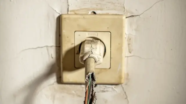 ALT-Text: Überprüfung veralteter Elektroinstallation im Alter für mehr Sicherheit zuhause