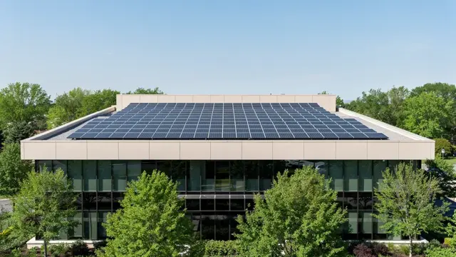 Fördermöglichkeiten für erneuerbare Energien im Betrieb detailliert dargestellt