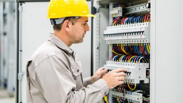ALT-Text für das Bild zur Erstprüfung elektrischer Anlagen erklärt die Abläufe und ihre Bedeutung
