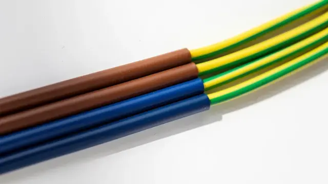 Farbcodierung von Stromkabeln erklärt die Bedeutungen der Leiterfarben für Elektroinstallationen