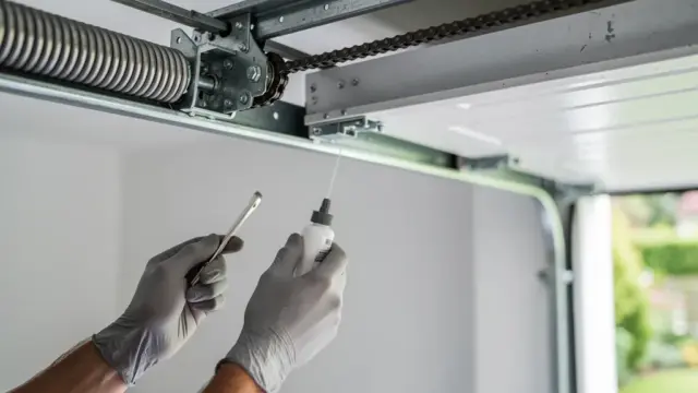Wartung eines elektrischen Garagentorantriebs für Sicherheit und Lebensdauer