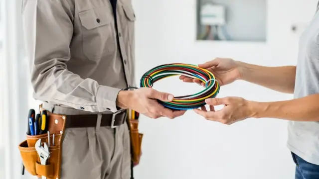 Bild eines Elektrikers, der Gefahrübergang bei Elektroinstallationen erklärt