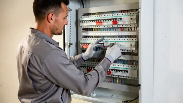 Hauptverteilung im Haus zur sicheren Energieverteilung und Vermeidung elektrischer Risiken
