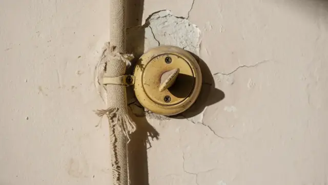 Lebensdauer der Elektrik im Altbau erkennen und Sanierungsbedarf feststellen