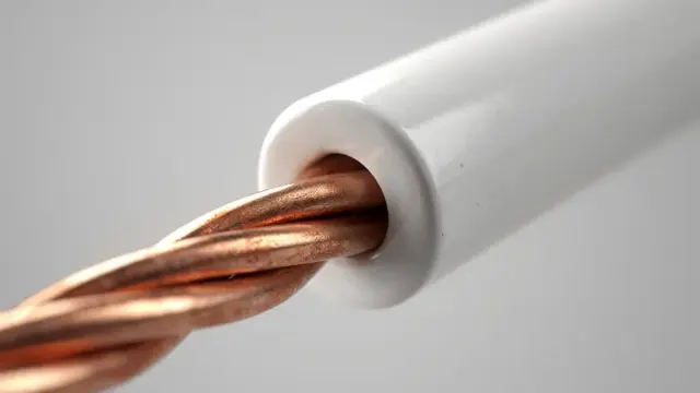 Leiter und Isolatoren in der Elektrotechnik für sichere und effiziente Stromübertragung