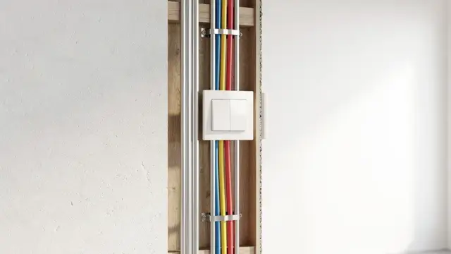 ALT-Text: Optimale vertikale Leitungsverlegung in Innenwänden für Elektroinstallationen