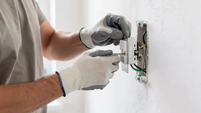 Beitrag über Normen und Sicherheit bei der Beauftragung von Elektrikern