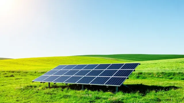 Photovoltaik-Anlage mit aktuellen Einspeisevergütungssätzen und Solarpanels im Hintergrund