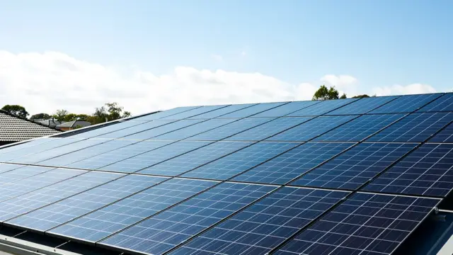 Diagramm zur PV Funktionsweise und den Hauptkomponenten einer Photovoltaikanlage