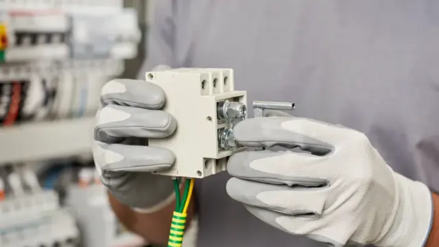 Beitragsbild zu Regularien und Standards in der Elektrotechnik Sicherheit von Schutzeinrichtungen
