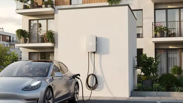 Smart Grid Wallbox im Mehrfamilienhaus integriert für nachhaltiges Laden von Elektrofahrzeugen