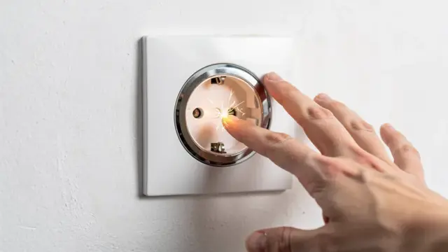 Spannung am Metallring der Steckdose und deren Gefahren für die Sicherheit