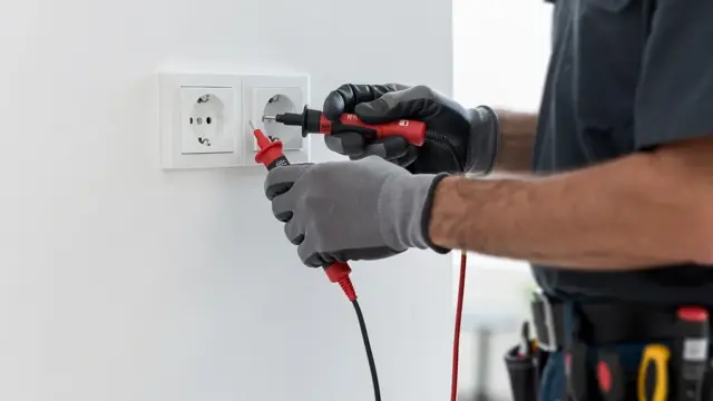 Professionelle Spannungmessung in der Steckdose mit Multimeter oder Spannungsprüfer