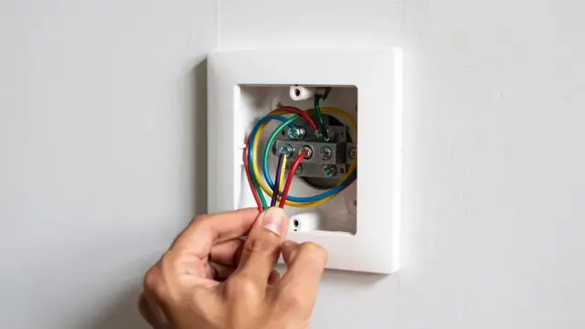 Anleitung zum richtigen Anschließen von Steckdosen und Schaltern in der Elektroinstallation