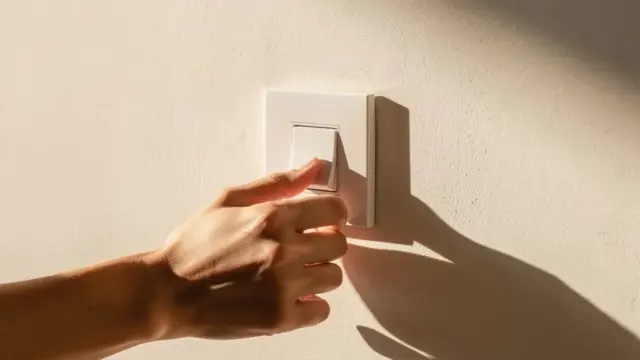 Schematische Darstellung eines einfachen Stromkreises mit wichtigen Komponenten
