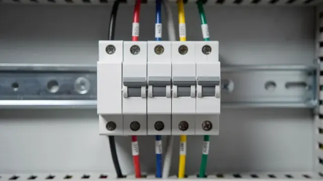Überspannungsschutz für Anlagen zur Vermeidung elektrischer Schäden bei Störungen