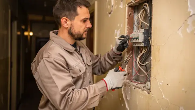 Elektroinstallation im Altbau mit VDE-Regeln für sichere Sanierung